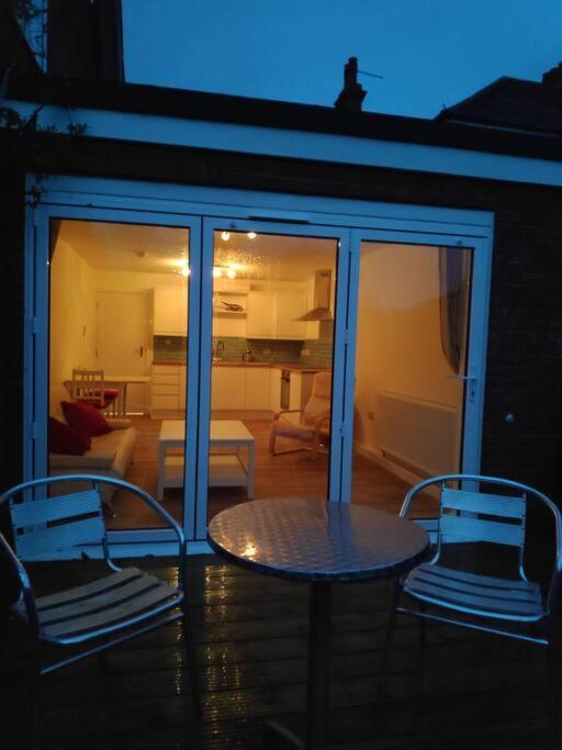 Apartment Adorable One-bedroom Flat With Patio Garden.