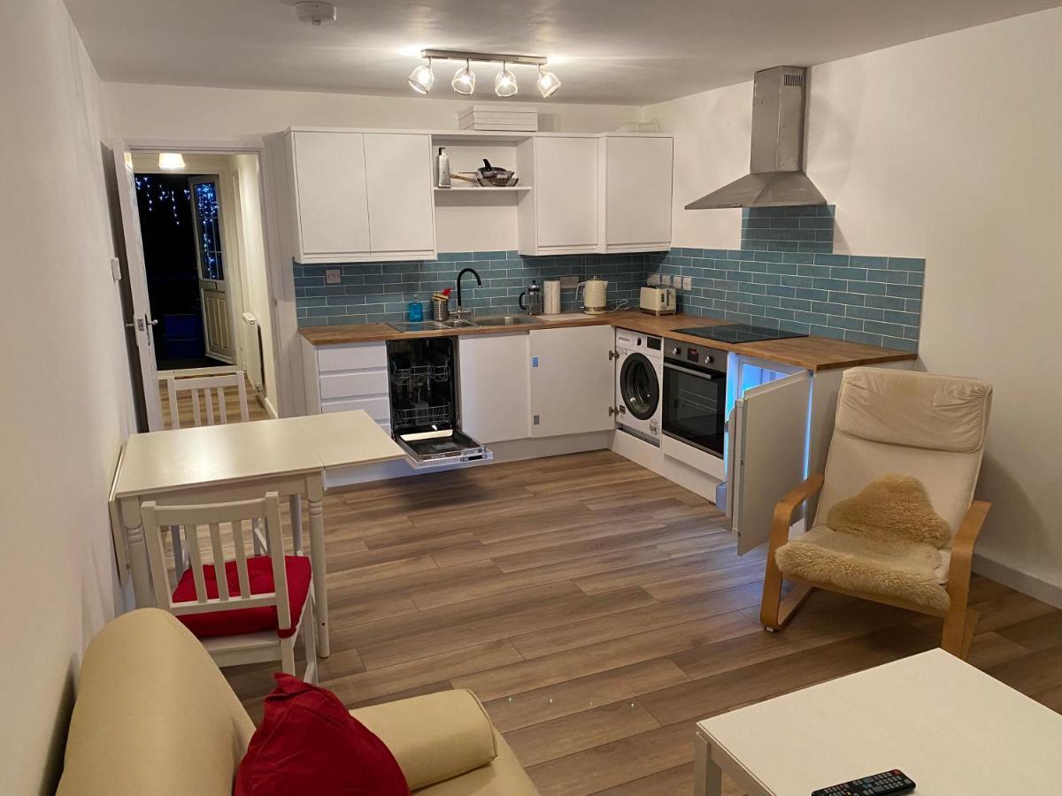 Adorable One-bedroom Flat With Patio Garden.
