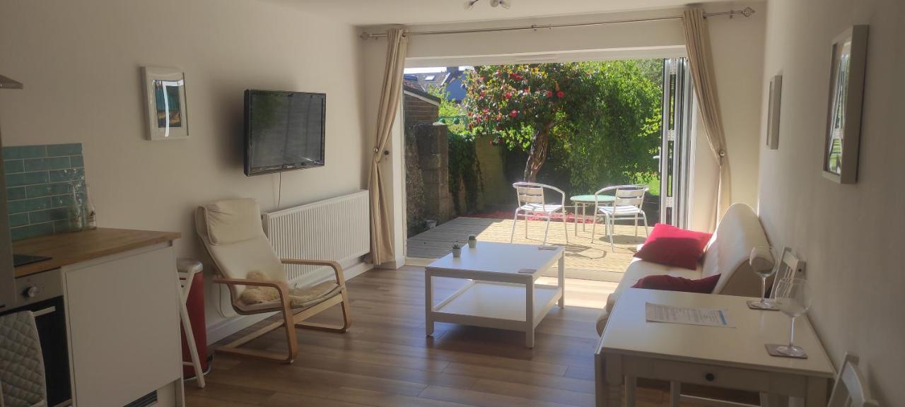 Adorable One-bedroom Flat With Patio Garden.